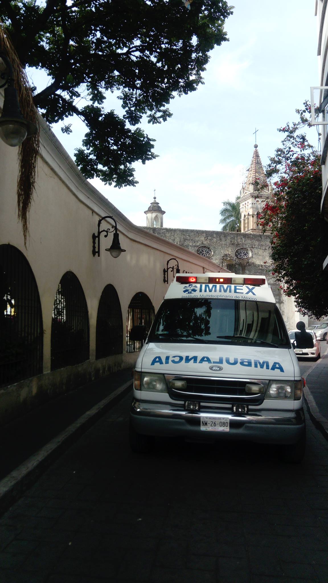 Ambulancias IMMEX y AIUDA frente a hospital